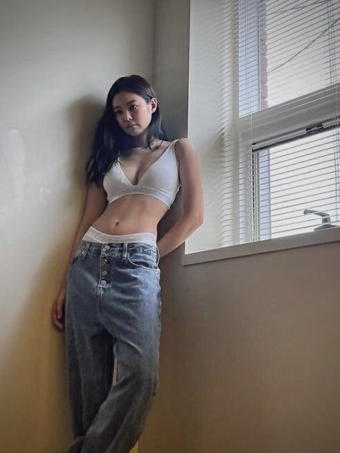 bIackpinkaus's tweet image. jennie made me do this .
#BLINKSelcaDay