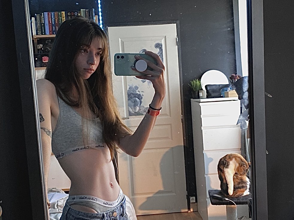 bIackpinkaus's tweet image. jennie made me do this .
#BLINKSelcaDay