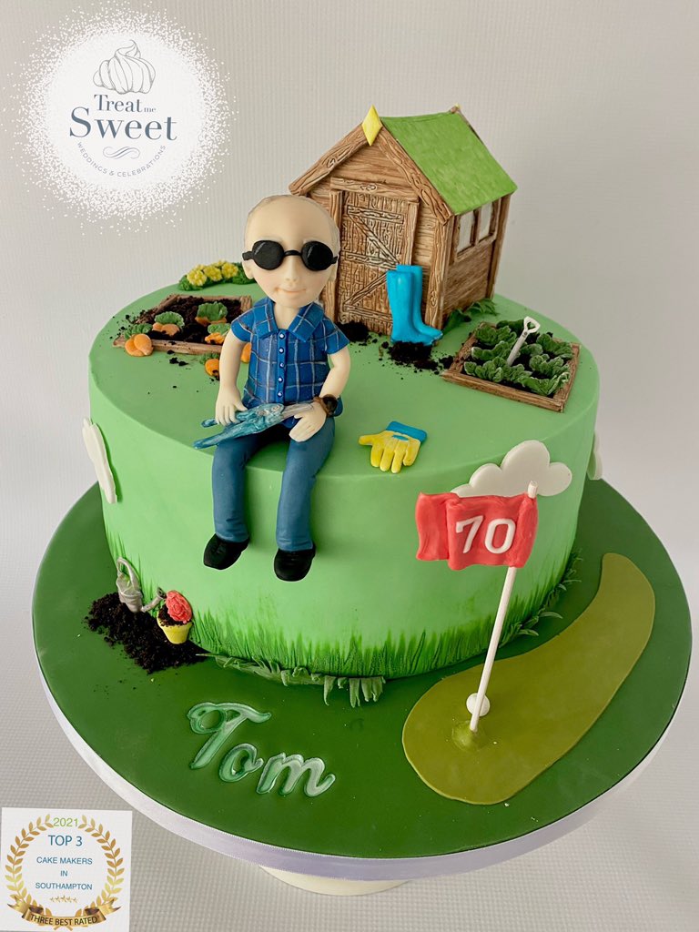 Here’s Tom sat amongst his sugar vegetable patch🥕🥬🥦 whilst taking a break from his Golf 🏌️‍♂️⛳️
A champagne and strawberry layer cake 🍾🍓🍰

#gardeningcake #golfcake #sugarfigure #treatmesweet #cakesinsouthampton #hampshirecakes