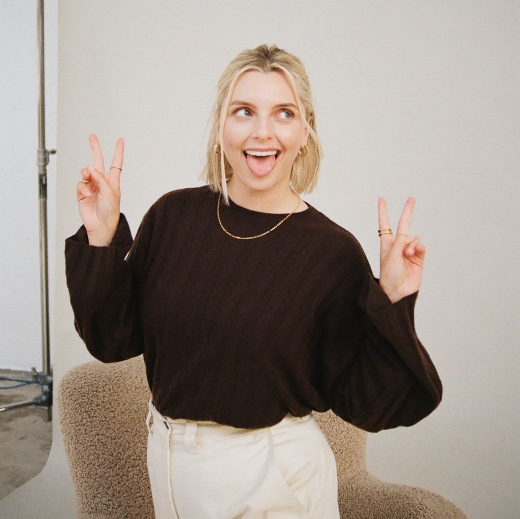New @esteelalonde collection mood ✌🏻 Are you as excited as we are about the new collection? Let us know your current fave Estée pieces in the comments!
