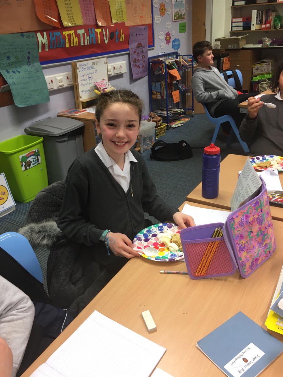 DreghornPrimary's tweet image. Primary 6/7 enjoyed some baking today.  They used apples from our tree in the garden and worked together to make apple crumble. They enjoyed a slice of it with ice cream and cream in class and had the chance to take some home too! #chefinthemaking