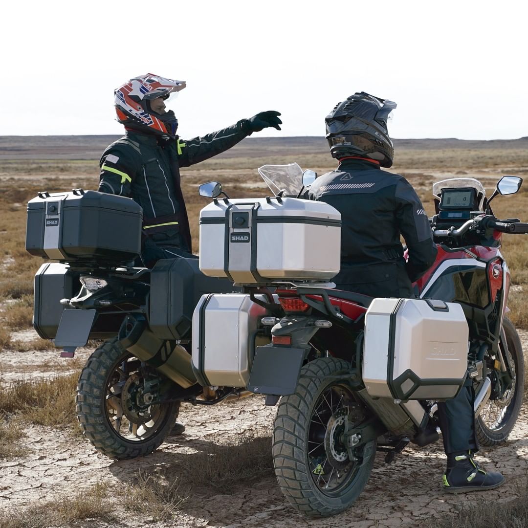 REVISTA400's tweet photo. ¿Conoces las Top Cases Terra y Terra Black de SHAD? 🏍🔥
Con ellas podrás recorrer cualquier tipo de desafío con la seguridad que tanto los caracteriza. Cuenta con un diseño estructural aerodinámico fabricado en aleación de aluminio endurecible. 😏
#TodosSomos400 #Shad400 https://t.co/XXsg5TR8S4