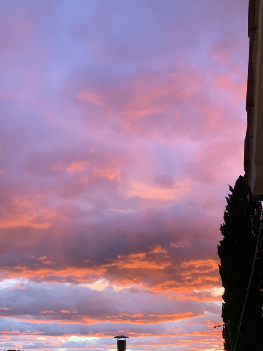 mescaIism's tweet photo. questo cielo bellissimo ora mi metto a piangere io penso https://t.co/gB2AQ3ZpPL