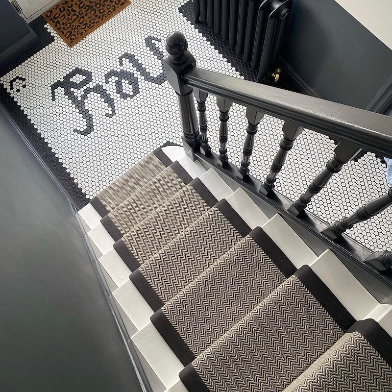 A combination of gorgeous neutral tones and subtle intricate patterns perfectly fitted to make the stunning staircase every home needs.

To discover more about our fitting service click the link.
thecarpetgiant.co.uk

📸: @alternativeflooring on Instagram