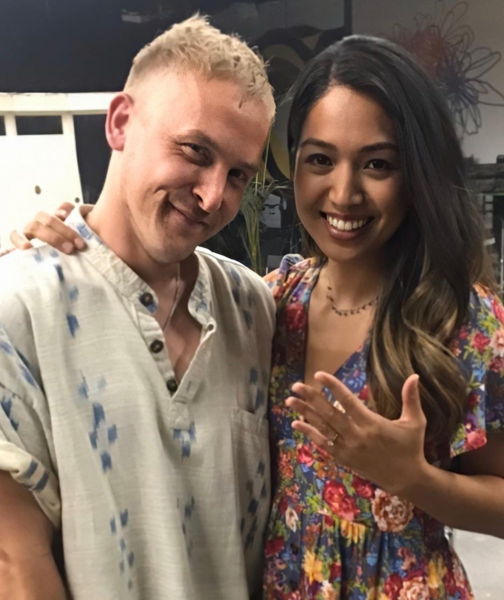 NetflxUpdates's tweet photo. Behind the scenes of YOU. https://t.co/RbF4aE7D80