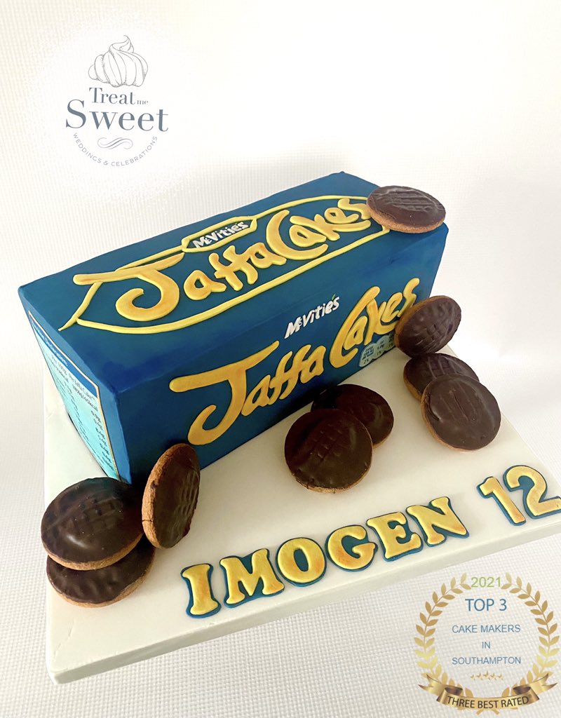Ahh a box of Jaffa cakes… filled with vanilla sponge, orange filling and chocolate ganache 🍊
I’m surprised there’s been a debate wether these delicious ‘cakes’ are either a cake or a biscuit… I mean .. it’s in the name😂😂

#jaffacakecake #sculptedcakes #treatmesweet