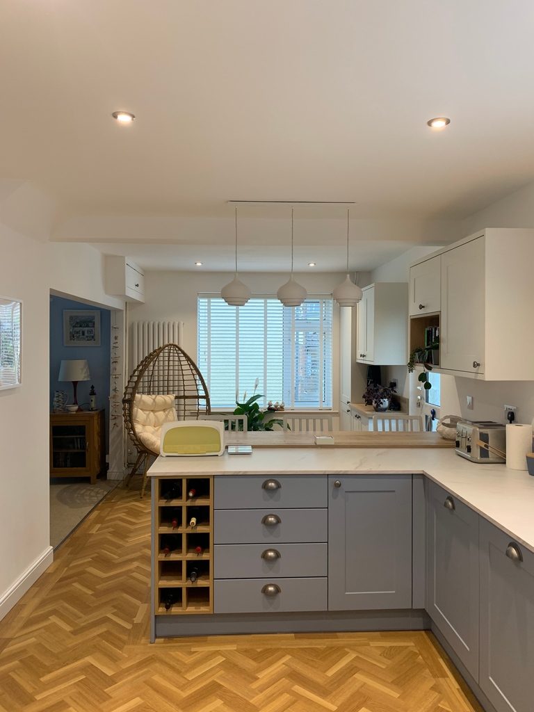 With its calming blue colour and warm wood tones, this shaker kitchen is the perfect place to relax and unwind with a cup of coffee ☕ 🏡 Shaker Coastal Mist and Scots Grey 📝@sigma3kitchens