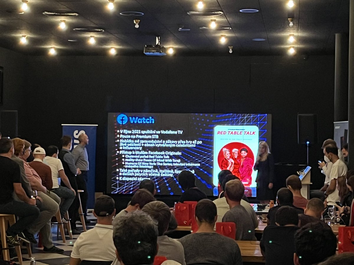 Vodafone_CZ's tweet photo. Po 2 letech jsme se sešli opět na #mobileDrink 🤩 Milan a Veronika představují Vodafone TV. Dotazy z publika se točily i kolem obsahových novinek, na co mohli, kolegové odpověděli 😄 Mezi asi nejbližší novinky patří zařazení FB Watch do prémiového set-top boxu. https://t.co/5vTmfkgOKT