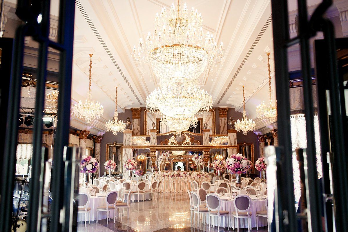 The lighting at this venue is breathtaking, its always nice to pick a venue that has eye catching features! what do you think of it? let us know in the comments! #weddingplanner #weddingplanneruk