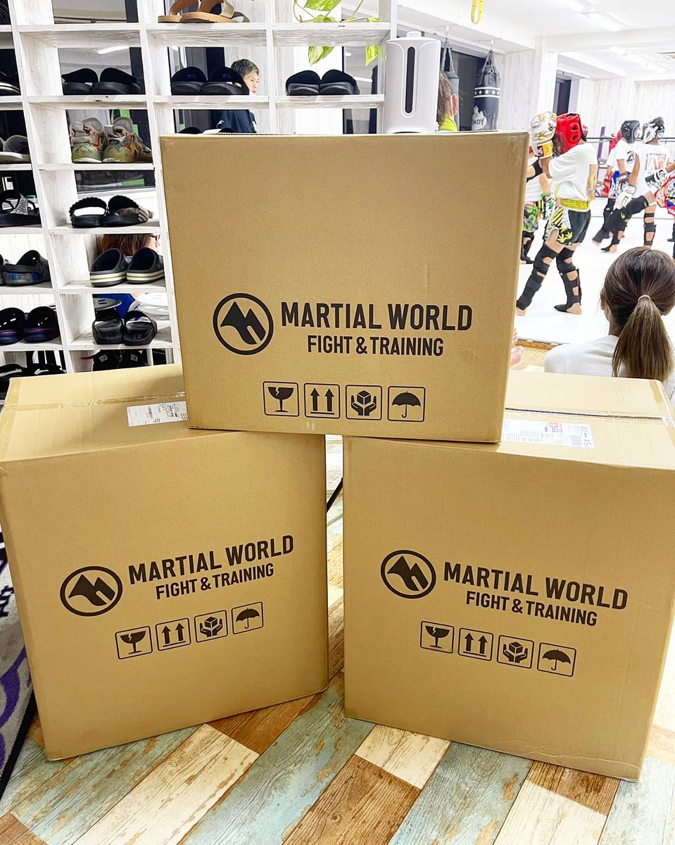 wizard0420kazu's tweet image. サプライヤー契約を結んで下さっているMARTIALWORLD様から、協賛して頂いている商品がジムに届きました✨ 

早速会員の皆様に使って頂き、大好評✨

MARTIALWORLDの商品は、WIZARDKICKBOXINGGYMで購入出来ますよ🎵

#マーシャルワールド
#MARTIALWORLD
#サプライヤー契約
#ビジネスパートナー