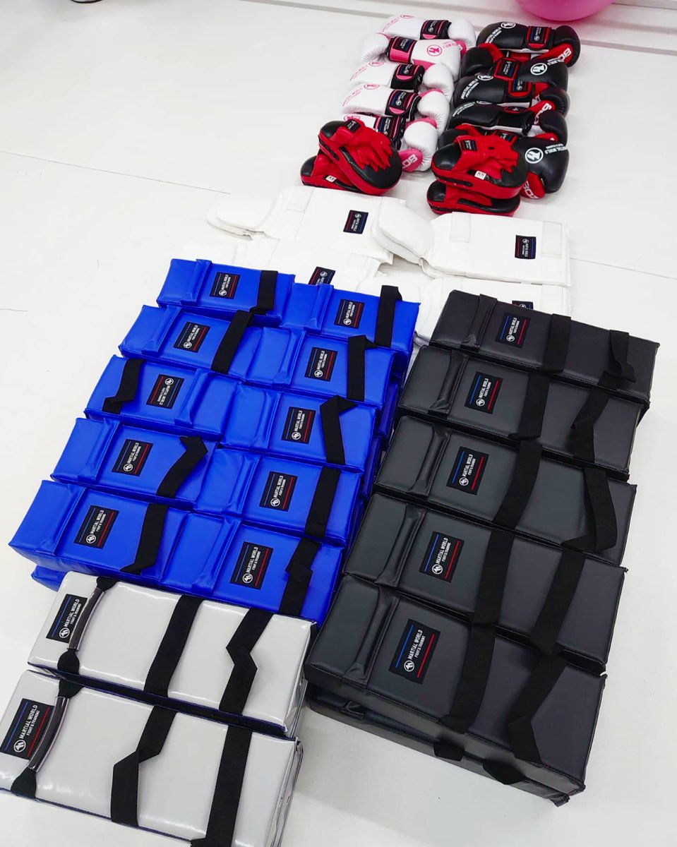 wizard0420kazu's tweet image. サプライヤー契約を結んで下さっているMARTIALWORLD様から、協賛して頂いている商品がジムに届きました✨ 

早速会員の皆様に使って頂き、大好評✨

MARTIALWORLDの商品は、WIZARDKICKBOXINGGYMで購入出来ますよ🎵

#マーシャルワールド
#MARTIALWORLD
#サプライヤー契約
#ビジネスパートナー