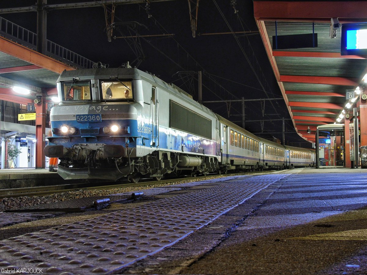 GabrielVk9's tweet photo. [#jeudiphoto]

Après la Z2, c'est au tour de cette 22200 fraichant arrivée sur le TER 17528.

#photosncf #sncf #train #chambery #Savoie #trainspotting #france #bb22200 #traincorail #sony #sonyh400 #Autumn @SNCFTERAURA #night #light @VilledeChambery https://t.co/nKHbh6UG6P