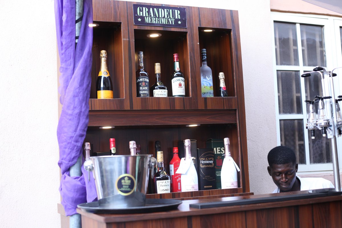 GrandeurMerri1's tweet photo. Let's handle your next event!!! 
#GrandeurMerriment 
#LagosVendor
#DrinksServices
#DrinksVendor https://t.co/Hd63tYQYW9