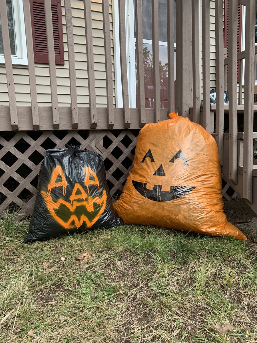 LindsaySplichal's tweet photo. This could be us but you’re playing 👻 https://t.co/giMoCoukih