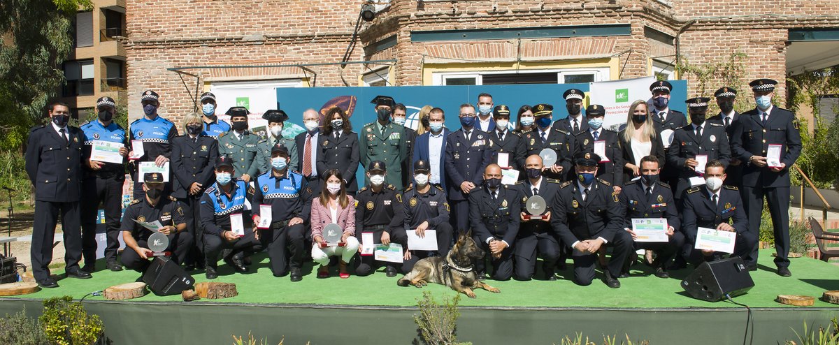 benidormlive's tweet photo. La Red de Protección Animal premia a un agente de la Policía Local de #Villajoyosa por salvar la vida a su compañera canina https://t.co/iCo7vUX0SL