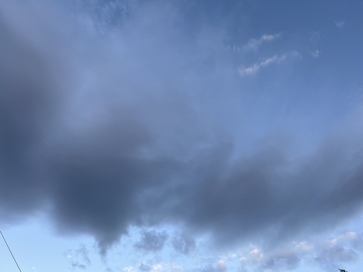 JosieAllan4's tweet photo. Sky or sea? Infinite loveliness. When I change from flesh to hostless energy I could be a cloud. Keeps me cheery! 🌤🌈😎 #magichill #magiccloud #vegan https://t.co/oElc0HPn8p