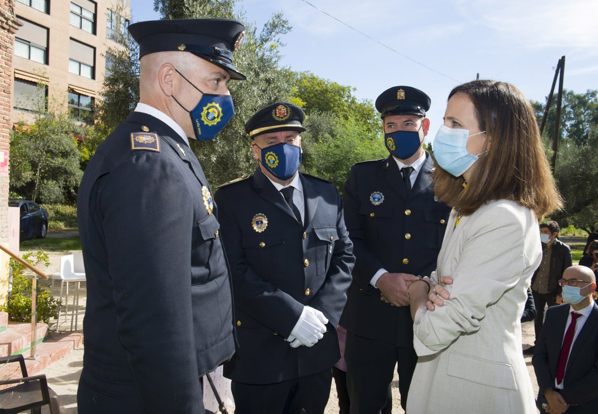 La Red de Protección Animal premia a un agente de la Policía Local de #Villajoyosa por salvar la vida a su compañera canina