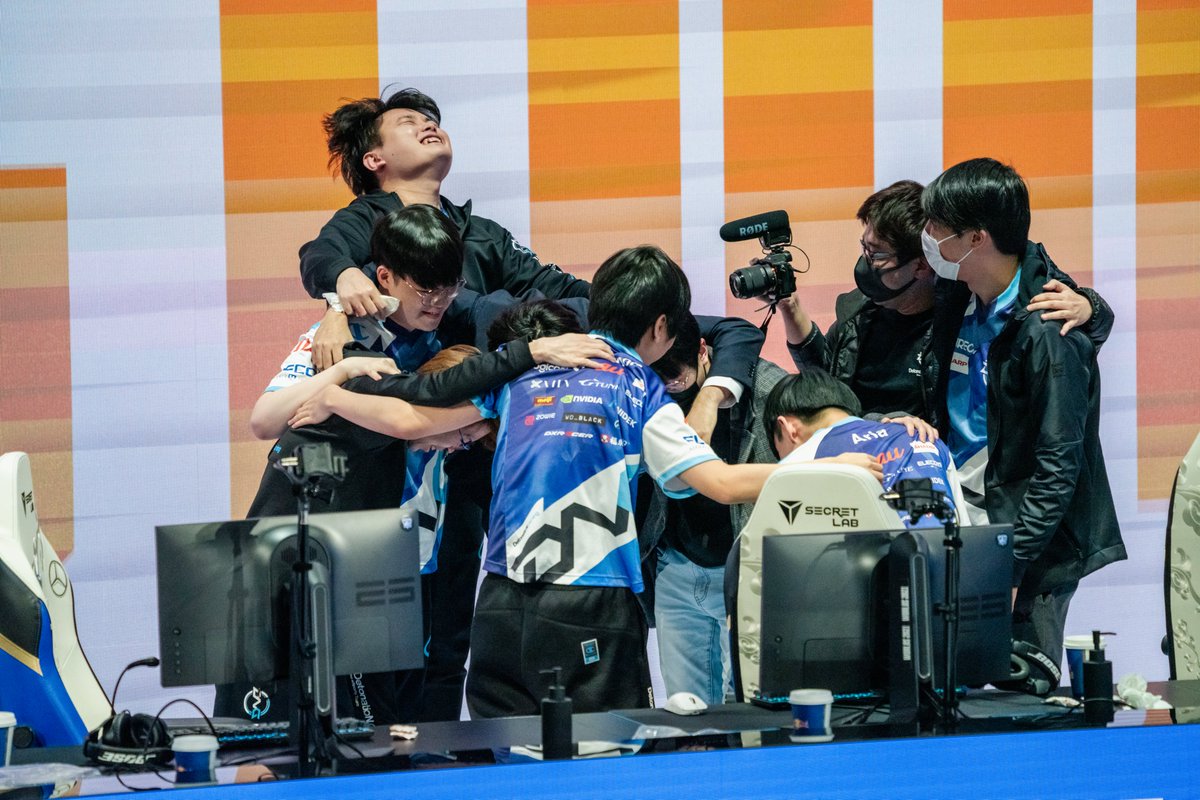 FionnOnFire's tweet image. even as an NA fan, this is what worlds is all about

an overlooked region that pounds at the wall, year after year, until they finally break through

established regions getting smacked in the face by the underdog

it&apos;s impossible not to root for and be impressed by DFM&apos;s growth