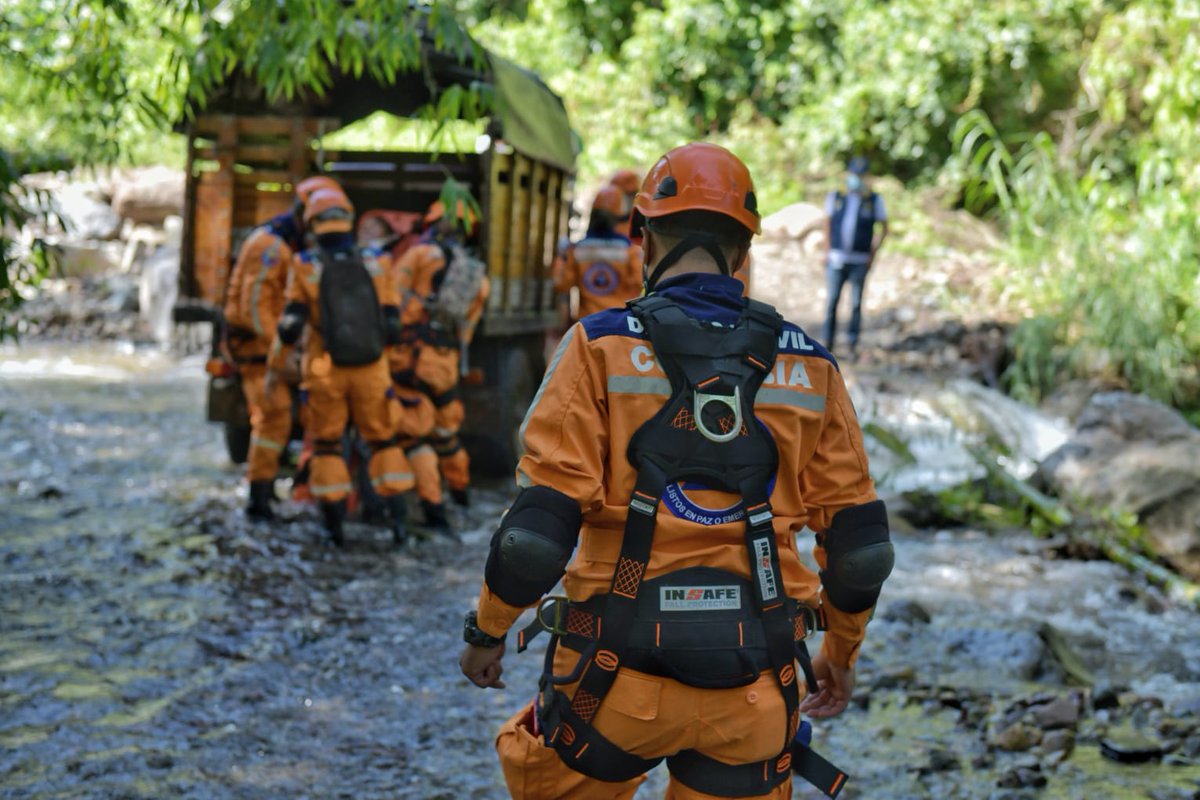 riesgocesar's tweet photo. Con la participación de 23 municipios, el Cesar se sumó al #SimulacroNacional de Respuesta a Emergencias. En el marco de ese ejercicio, en Manaure se evaluó la capacidad de reacción de los socorristas teniendo como ejemplo el rescate de 4 personas atrapadas dentro de un carro. https://t.co/Tc1U0cTTOR