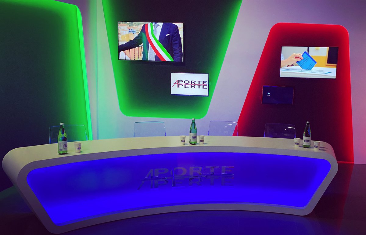 aperte_a's tweet photo. Siamo pronti… Ed abbastanza istituzionali! Vero?
Vi aspettiamo alle 21:10 su @TeleuniversoTV #aporteaperte #sindaci #tricolore https://t.co/NF9iiwQSLw