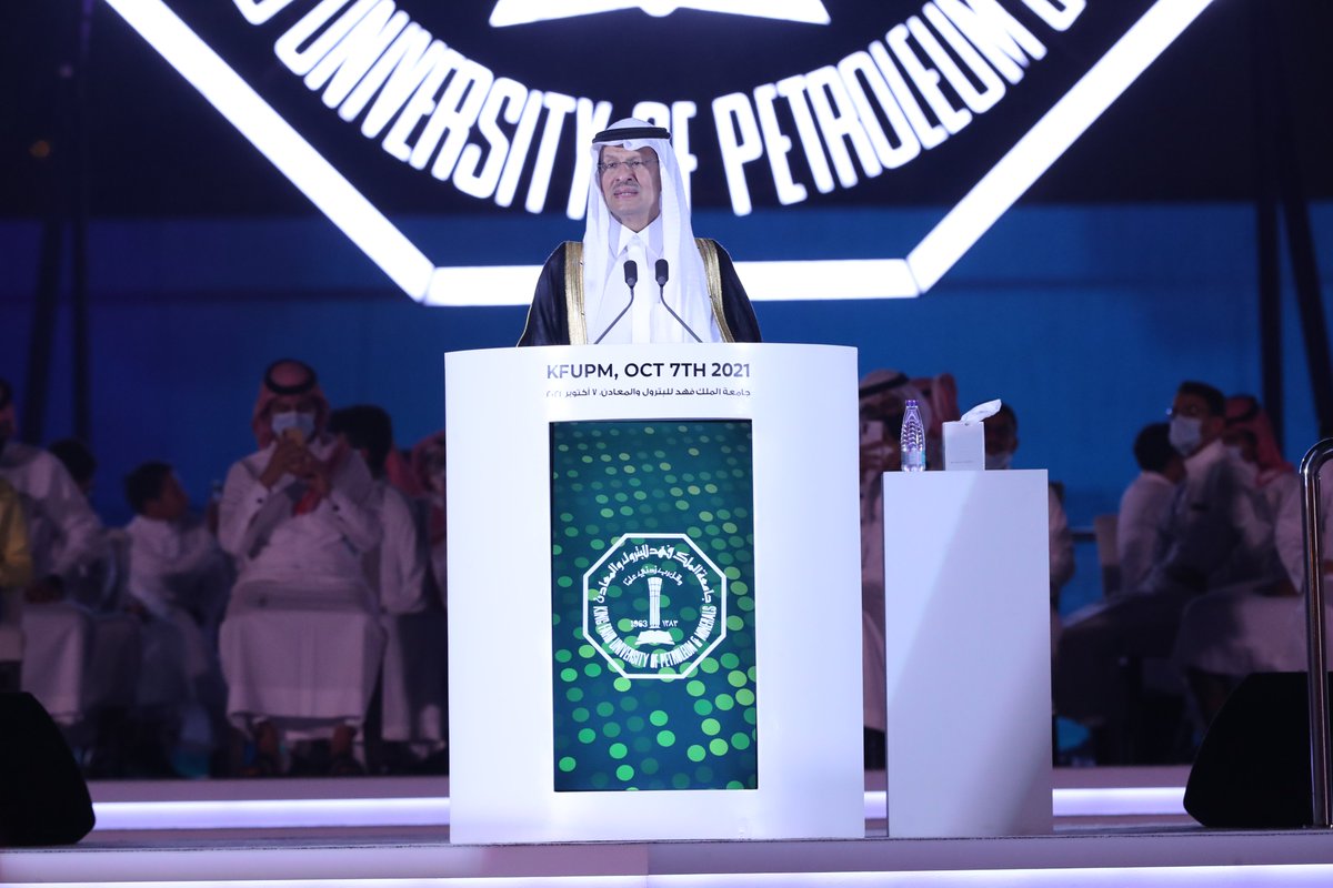 KFUPM's tweet photo. يعود الى جامعته وزيراً للطاقة ورئيساً لمجلس أمنائها، سمو الأمير عبد العزيز بن سلمان يلقي كلمته في حفل استقبال الطلبة الجدد في #جامعة_الملك_فهد_للبترول_والمعادن.
أنت لخريجينا فخراً ولطلابنا قدوة.

#KFUPM https://t.co/y02UIV9AtF