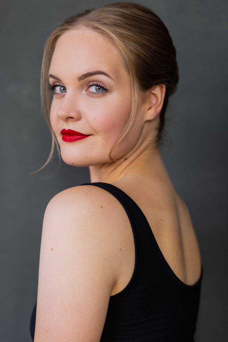 RebeccaCrookson's tweet photo. A huuuge thank you to @TheHeadshotBox for my shiny new headshots! 📸 https://t.co/aTCgtWyqc0