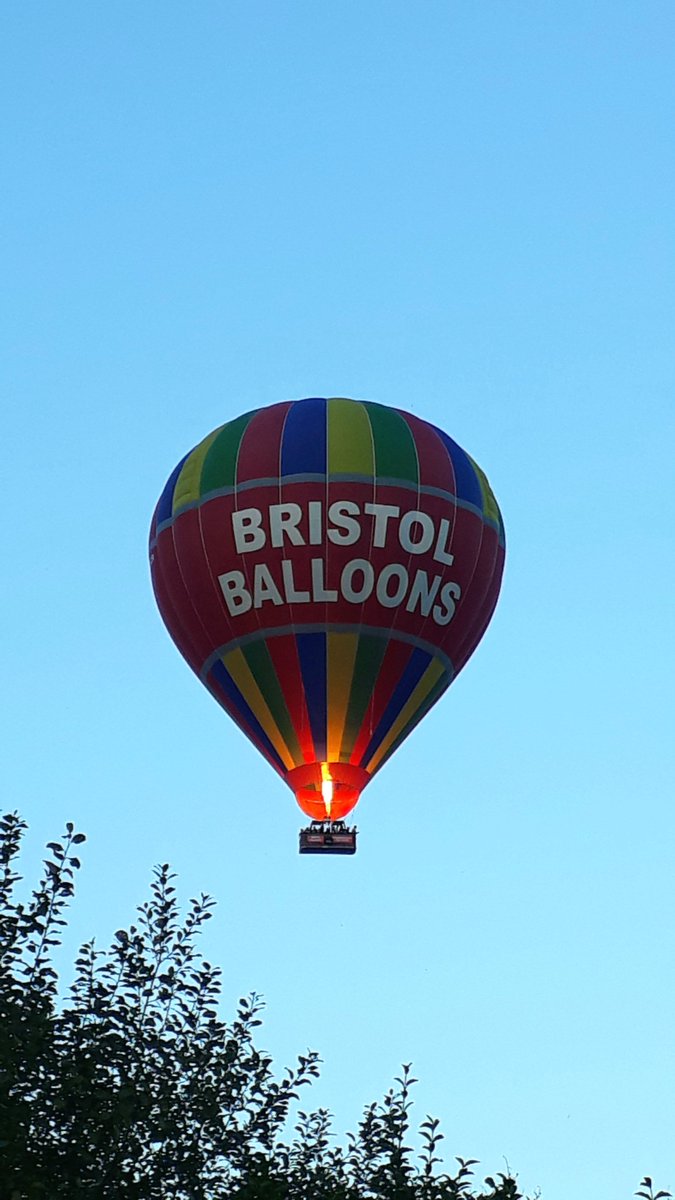 Thanks for the evening fly-past <a href="/BristolBalloons/">Bristol Balloons</a> 😁🎈

#Bristol #hotairballoon