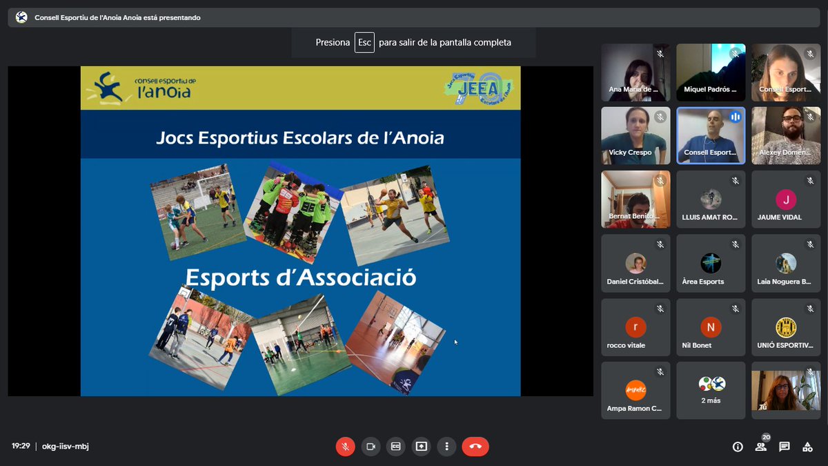 patrilla12's tweet photo. Presentem les novetats del nou curs esportiu escolar del @CEAnoia Aquest any recuperem el màxim d'activitats tant d'esport individual com d'esport d'associació. Gràcies a tot l'equip Xavi, Anna i Alexey #jocsescolars @UCECcat https://t.co/AQNSVlWTtk
