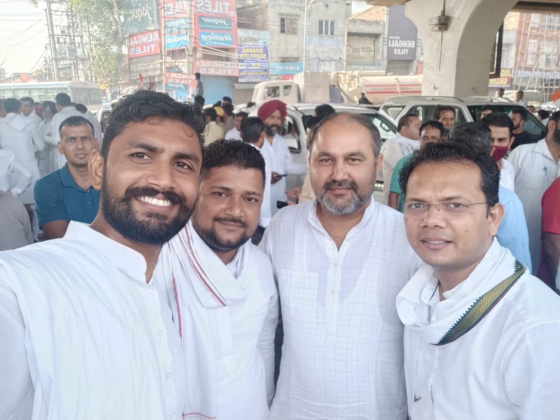 आज लखीमपुर खीरी में शहीद किसानों को न्याय दिलाने के लिए हरियाणा कांग्रेस प्रभारी <a href="/VivekBansal72/">Vivek Bansal Official</a> जी, हरियाणा प्रदेश कांग्रेस अध्यक्षा बहन <a href="/kumari_selja/">Kumari Selja</a> जी व <a href="/officekiran/">Kiran Choudhry</a> जी और अन्य नेताओं व कार्यकर्ताओं के साथ पानीपत से उत्तर प्रदेश के लखीमपुर खीरी की तरफ कूच करते हुए।