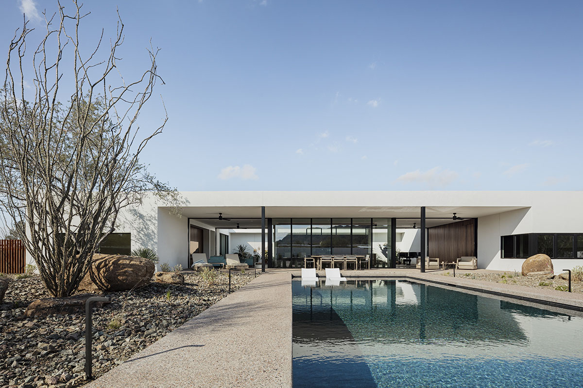 Modern minimalist house provides refreshing oasis in the Arizona desert
onekindesign.com/2020/09/29/mod…