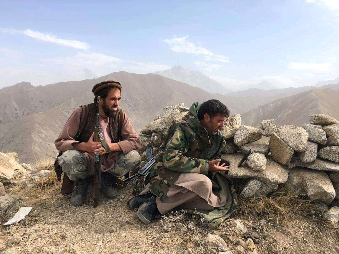 AndarabRF's tweet photo. از هوای سرد هندوکش و کوه‌پایه های اندراب خسته نشدید؟
 
مقاومتگران: ما برای آزادی وطن، مردم، زنان و نسل‌های آینده میرزمیم، مبارزه امروز ما سرنوشت نسل‌های بعدی را رقم میزند، ما سختی میکشیم تا فرزندان مان اسیر و برده نباشند.✊

فدای شهامت تان 
#اندراب #Andarab #Resistance #مقاومت https://t.co/9wQhv1FV8e