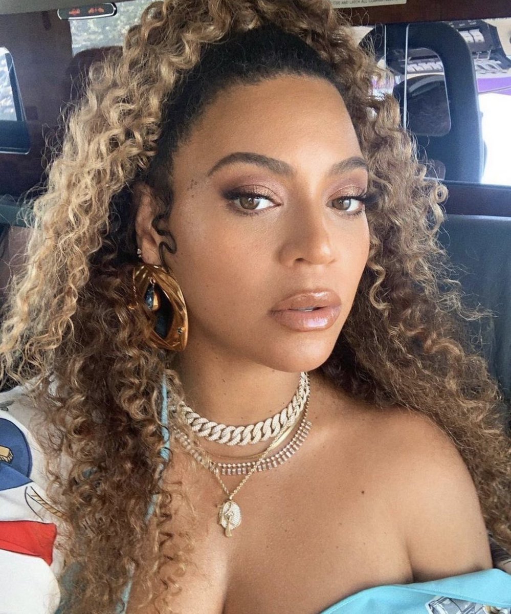 FaceCaption's tweet image. I had a Dream I did @Beyonce make up 😇