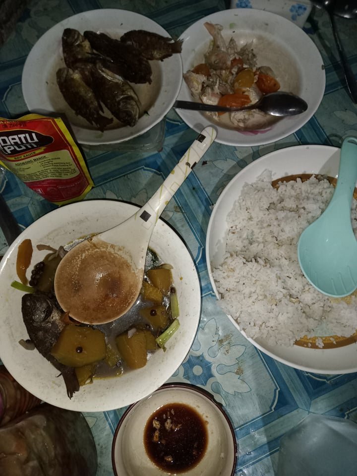 TeacupPh's tweet photo. Tonights lovely dinner. Is fish with vegetables, Kadyos, Alugbati and of course Rice. Kadyos are pea sized beans and Alugbati is a leaf vegetable(a bit like spinach) We had nice helpings for our dinner!🇵🇭🐶❤️🥰😃🤗🙂😍👍
#dogs #dodsoftwitter #furry #friends #thursdayvibes https://t.co/VsiPbBnoZ1