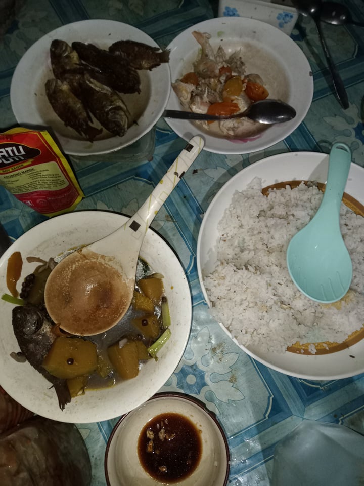 TeacupPh's tweet photo. Tonights lovely dinner. Is fish with vegetables, Kadyos, Alugbati and of course Rice. Kadyos are pea sized beans and Alugbati is a leaf vegetable(a bit like spinach) We had nice helpings for our dinner!🇵🇭🐶❤️🥰😃🤗🙂😍👍
#dogs #dodsoftwitter #furry #friends #thursdayvibes https://t.co/VsiPbBnoZ1