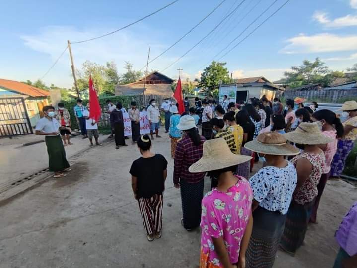 People in a village in Salingyi protesting for the CDM movement.
#WhatsHappeninglnMyanmar 
#Oct7Coup 
#MyanmarMilitaryTerrorists 
#MyanmarEconomicCollapse 
#Myanmar
#AcceptNUG_RejectMilitary 
#OurGovernmentNUG