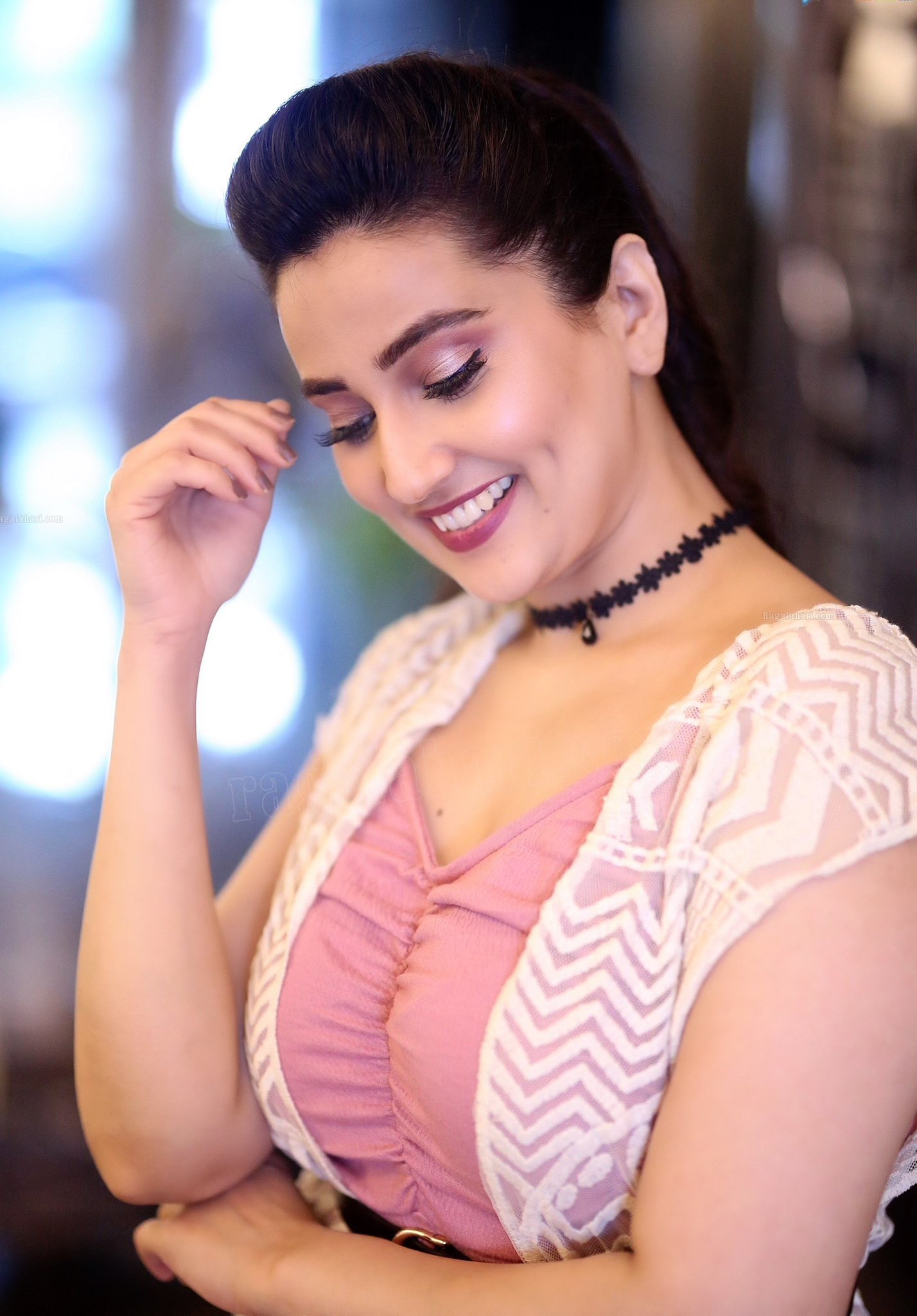 FBHUlaXVIEE0bt3?format=jpg&name=large