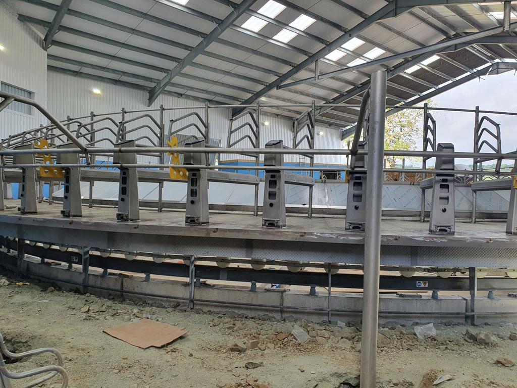 New milking parlour coming along nicely. 64pt E300. Should accommodate a few cows by Xmas. 
#dairy #farming #jerseycows