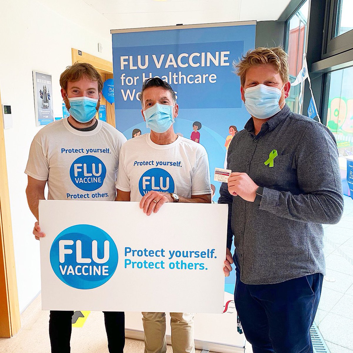 First in for our #FluVaccine2021 as soon as the school bell rang today 🔔 Teachers in @LinnDaraSchool & colleagues in @LinnDara getting their annual flu jab today. Thank you to all who organised & who made us all feel welcome 🙌🏼 #TeamLinnDara #ProtectYourself #ProtectOthers