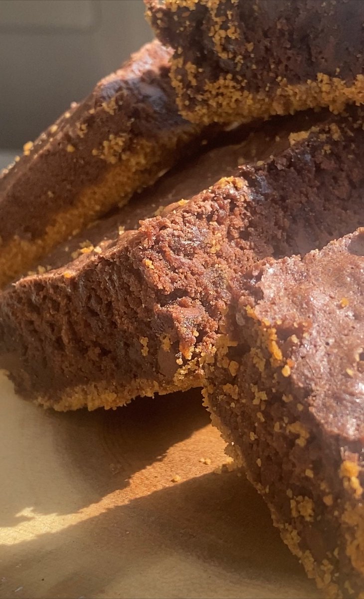 wavyfarmco's tweet photo. infused triple chunk brownies with chocolate chips and chocolate chunks on an infused graham cracker crust๐๐คค #adultsnacks https://t.co/02BnZuqqSK