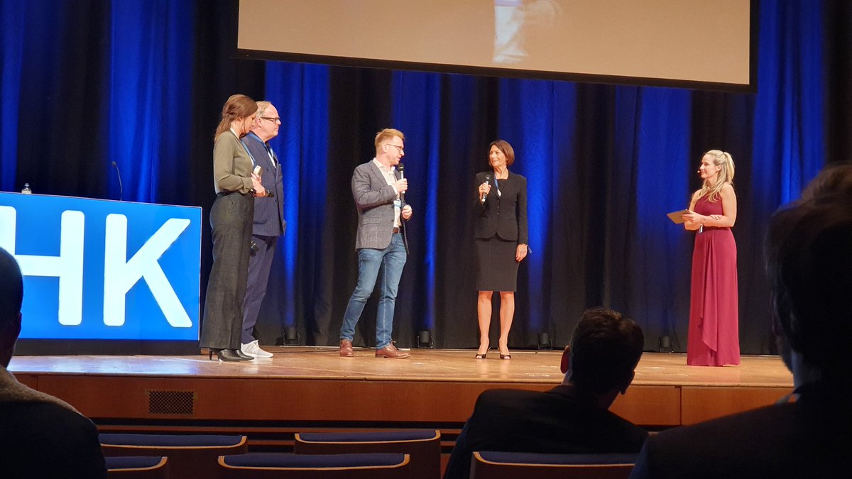 ESPreis's tweet photo. Das Team Handelsblatt gewinnt die Kategorie Audio mit dem 12teiligen Podcast "Handelsblatt Crime: Der Fall Wirecard". #handelsblatt #holtzbrinck #ESPreis https://t.co/JfrhZ9HULZ