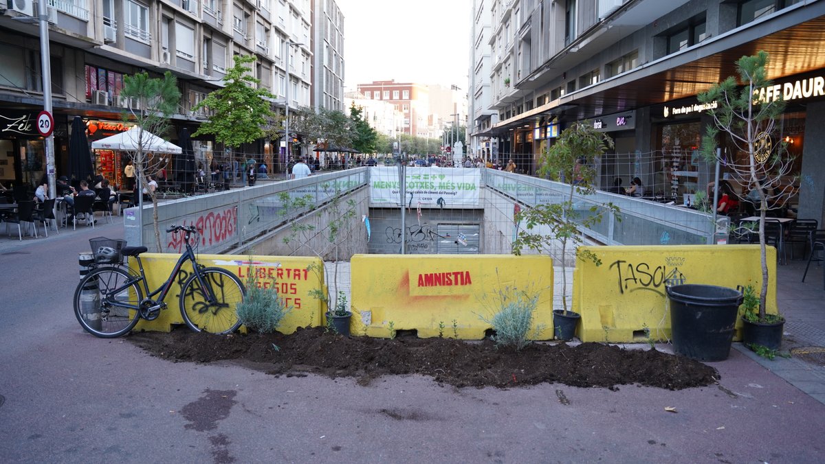 CridaSabadell's tweet photo. 🌳 TRIEM LA VIDA❗️

Avui hem dut a terme una nova acció, en el marc de la campanya #TriemLaVida, per denunciar el projecte del nou pàrquing del Passeig.

🌱 Engeguem un concurs d'idees:

Què hi faries tu al calaix de ciment del Passeig❓

#MenysCotxesMésVida

Més informació ⤵️ https://t.co/GjgnjtH35E