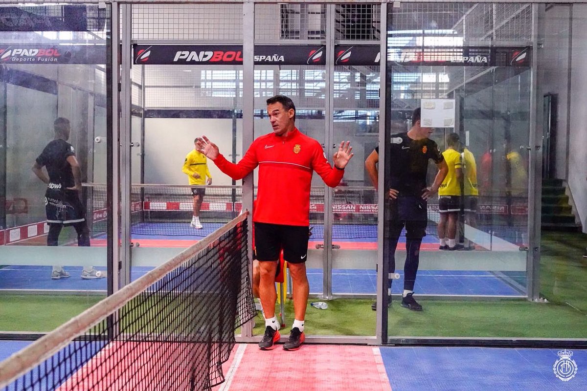Después de la exigente doble sesión de ayer, hoy nos divertimos con el padbol ⚽️🎾
 Una familia dentro y fuera del campo 🔴⚪️ <a href="/RCD_Mallorca/">RCD Mallorca</a>