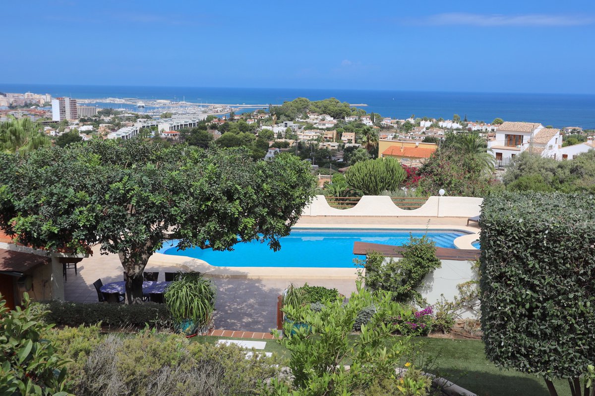 StarckEstates's tweet image. Traumhaftes Luxusanwesen in bester Lage Denia‘s 😍

Ideal zur Ferienvermietung (mit bestehender Vermietungslizenz), 6 Schlafzimmer 🛌, Hobbyraum 🎱 , XXL Pool 🏊‍♀️ , Sommerküche 🍹, Hammerblick 🌊 …. und das alles auf 3.974 m2 Bauland 😉

👉 starck-estates.com/de/properties/…

#denia #drone