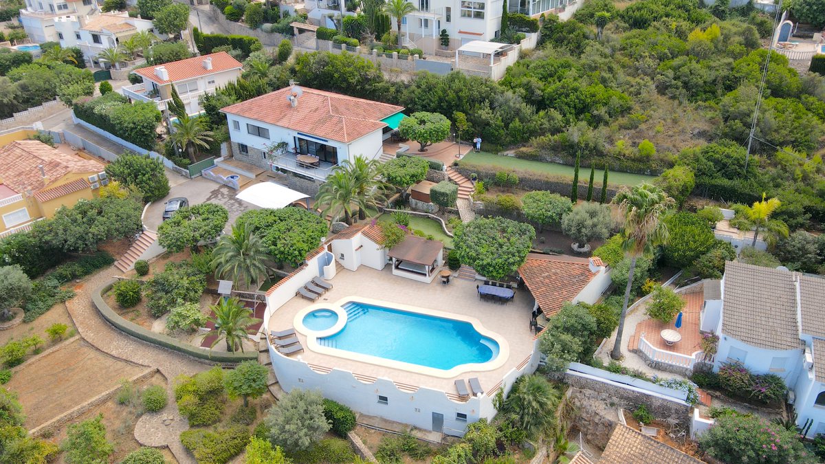 StarckEstates's tweet image. Traumhaftes Luxusanwesen in bester Lage Denia‘s 😍

Ideal zur Ferienvermietung (mit bestehender Vermietungslizenz), 6 Schlafzimmer 🛌, Hobbyraum 🎱 , XXL Pool 🏊‍♀️ , Sommerküche 🍹, Hammerblick 🌊 …. und das alles auf 3.974 m2 Bauland 😉

👉 starck-estates.com/de/properties/…

#denia #drone