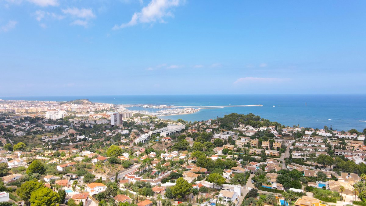 StarckEstates's tweet image. Traumhaftes Luxusanwesen in bester Lage Denia‘s 😍

Ideal zur Ferienvermietung (mit bestehender Vermietungslizenz), 6 Schlafzimmer 🛌, Hobbyraum 🎱 , XXL Pool 🏊‍♀️ , Sommerküche 🍹, Hammerblick 🌊 …. und das alles auf 3.974 m2 Bauland 😉

👉 starck-estates.com/de/properties/…

#denia #drone