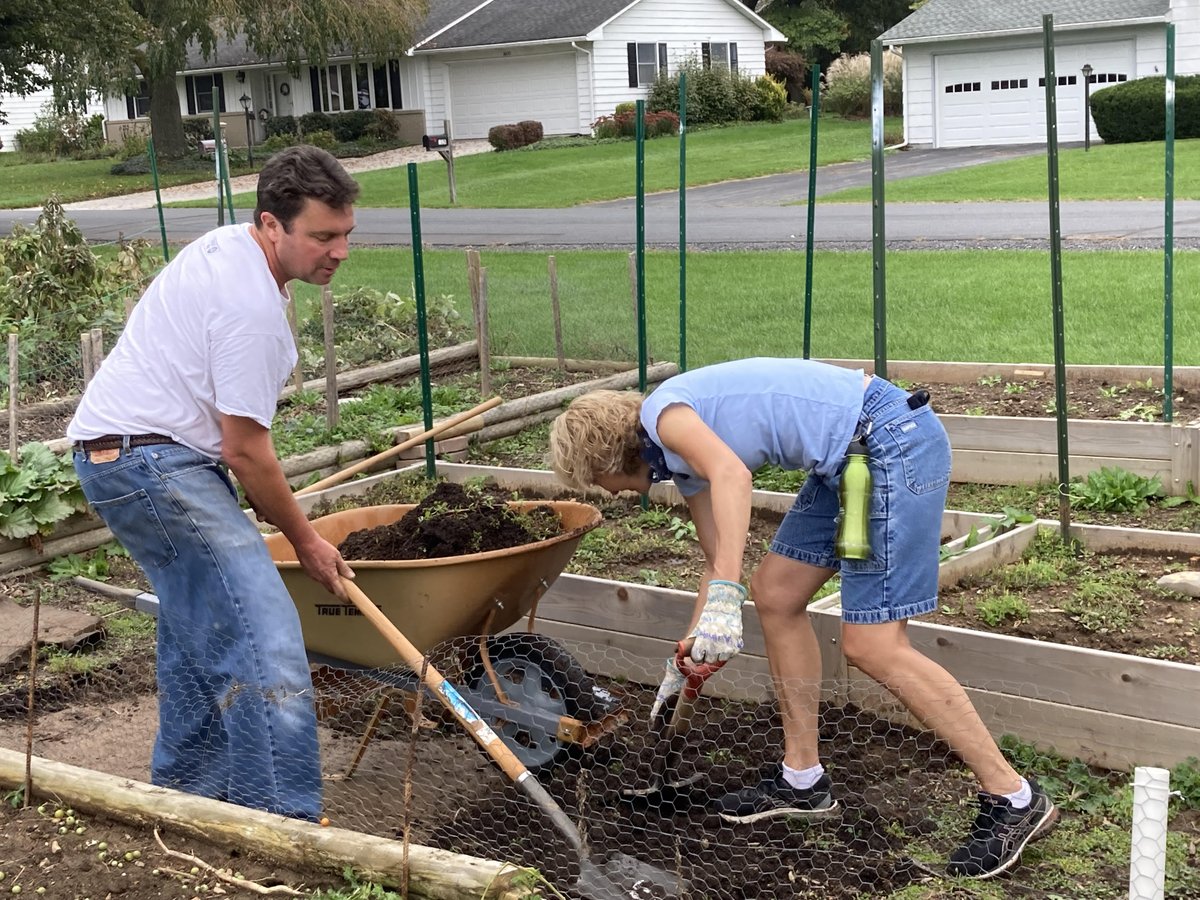 mariehardinqu's tweet photo. A fun morning with great colleagues. Service always feels great! RT @middlebrook313: @PSUBellisario faculty tackle weeds at #TheLivingGarden of #MountNittanyUnitedMethodistChurch during @CentreUnitedWay #DayofCaring2021. #Comm260 https://t.co/ziUxiYvBUs