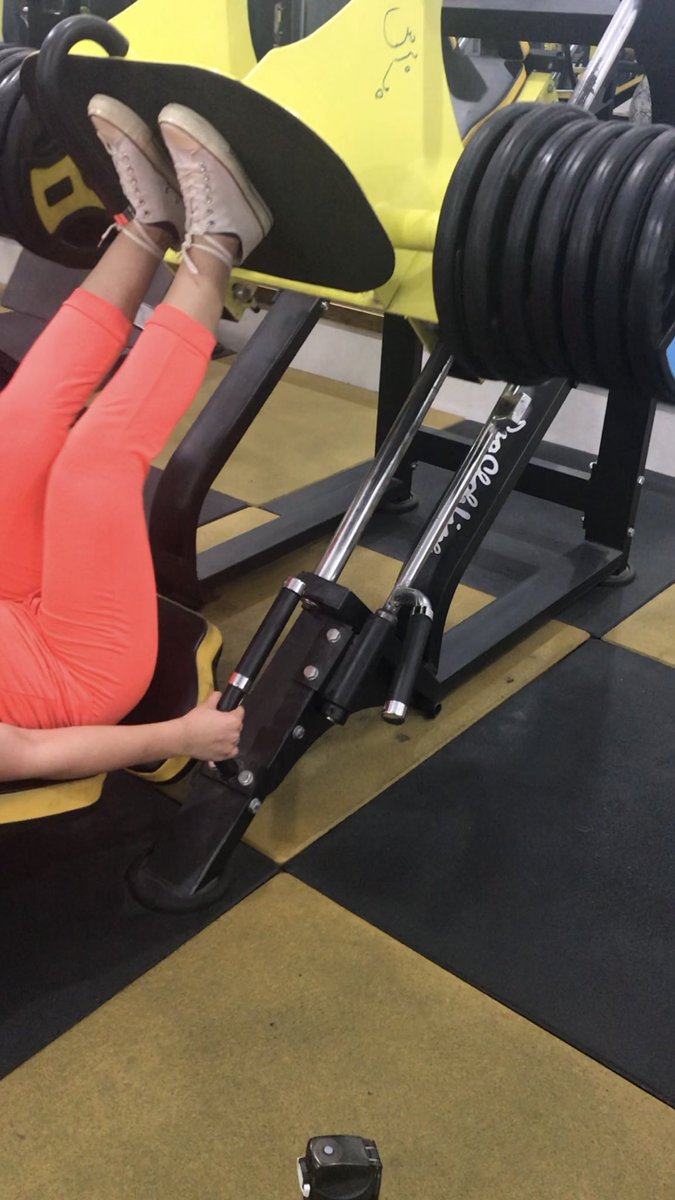 sfawsr's tweet image. دختری که ۱۸۰کیلو پرس پا میزنه چیه؟🙂🤌🏻