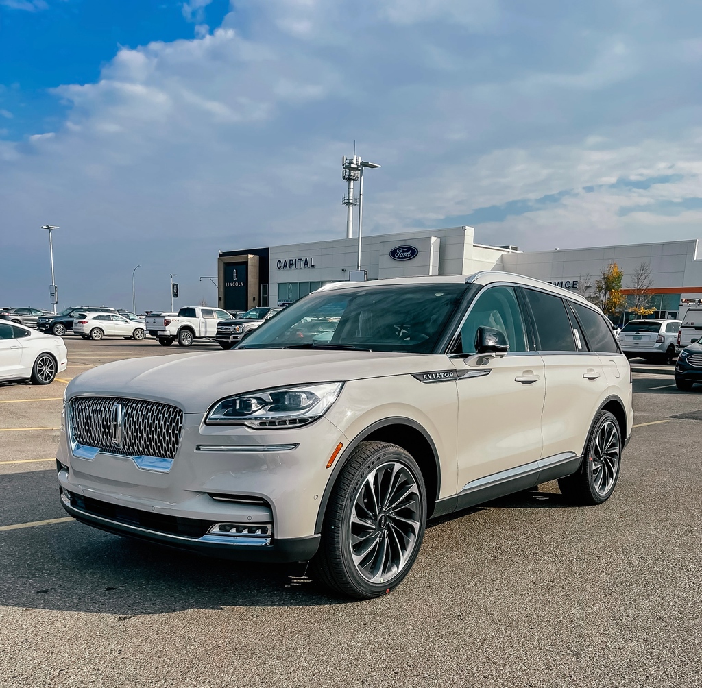 Our first 2022 Aviators have arrived! Take your pick between Pristine White with the Monochromatic package or Ceramic Pearl with machined alloy finish 22' rims! Either way you can't go wrong! #capitallincoln #yqr #lincolnmotorcompany #lincolnaviator #luxury