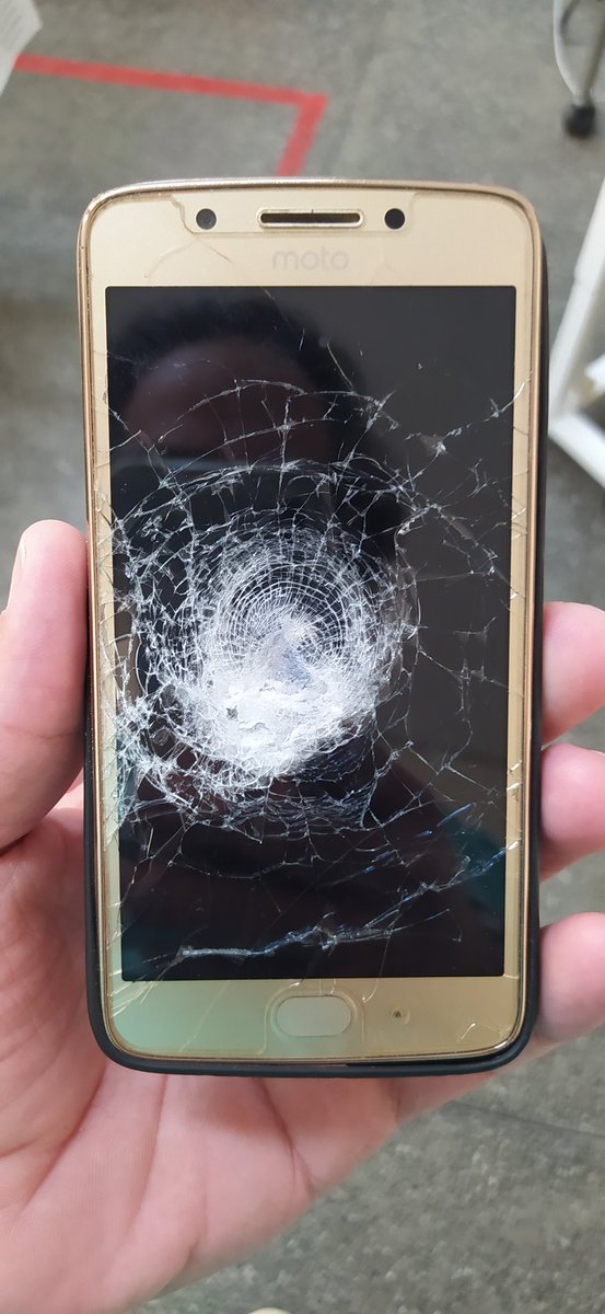 Oparbento1's tweet photo. E o paciente que foi admitido na emergência após ter sido baleado num assalto e a bala parou no celular!!!
Detalhe para a capinha do celular. https://t.co/EUoyN0LMoH