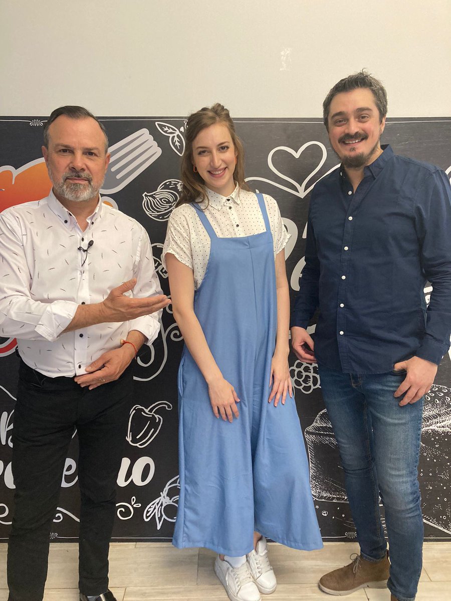 C5N's tweet photo. 🍽️ ESTE SÁBADO| No te pierdas #LaCocinaDelGato con el @Gatosylvestre

✔️ Invitados: @francolucianiok y @vickybirchner

🕒 A las 20 hs. por @C5N y en https://t.co/Wmgg13S74T https://t.co/D2ovhO9PA3